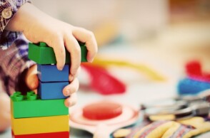 Παιδί παίζει με τουβλάκια σε παιδικό σταθμό