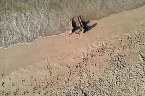 Λουόμενοι σε διακοπές στην παραλία