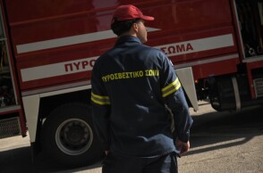 Πυροσβέστης σε φωτιά