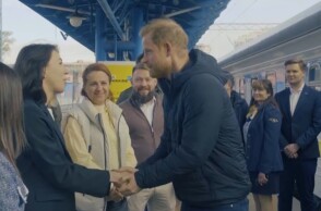 Ο πρίγκιπας Χάρι στο Κίεβο χαιρετά επιβάτες στον κεντρικό σταθμό τρένων