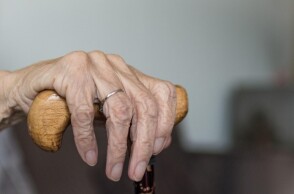 Ηλικιωμένη με μπαστούνι στο χέρι