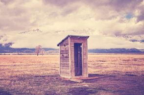 Αυστραλία: Μια γυναίκα βρέθηκε παγιδευμένη μέχρι τη μέση σε λύματα για τρεις ώρες, όταν η υπαίθρια τουαλέτα που χρησιμοποιούσε κατέρρευσε