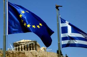 Η σημαία της Ελλάδας και της ΕΕ με φόντο τον Παρθενώνα στην Ακρόπολη