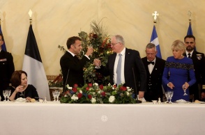 Ο Εμανουέλ Μακρόν και ο Κωνσταντίνος Τασούλας τσουγκρίζουν τα ποτήρια τους