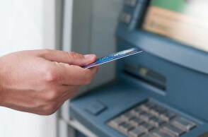 Άνδρας ετοιμάζεται να βάλει την κάρτα στο ΑΤΜ
