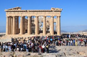 Χάρης Δούκας: Προειδοποιεί για τον υπερτουρισμό στην Αθήνα - Τονίζει την ανάγκη περιορισμών για να προστατευτούν οι κάτοικοι σε συνέντευξη στον Guardian