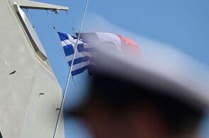 Live η επίσκεψη Κυριάκου Μητσοτάκη και Εμανουέλ Μακρόν στη φρεγάτα Κίμων, με φόντο νέες συμφωνίες για την ενίσχυση της ελληνογαλλικής άμυνας.