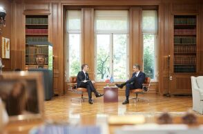 Σε θερμό κλίμα η συνάντηση Μητσοτάκη-Μακρόν στο Μαξίμου, με αναφορές στη στρατηγική σχέση Ελλάδας-Γαλλίας και τη συνεργασία σε άμυνα, ενέργεια και καινοτομία.