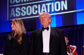 ΗΠΑ: Πυροβολισμοί διέκοψαν δείπνο δημοσιογράφων με τον Ντόναλντ Τραμπ - Εκκενώθηκε η αίθουσα, συνελήφθη ύποπτος χωρίς τραυματισμούς.