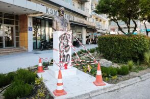 Θεσσαλονίκη: Άγνωστοι βανδάλισαν το μνημείο του Γιώργου Λυγγερίδη στην πλατεία Σιντριβανίου - Άμεση η κινητοποίηση για την αποκατάσταση της προτομής.