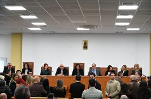 Στιγμιότυπο από την αίθουσα όπου εκδικάζεται η υπόθεση του πολύνεκρου σιδηροδρομικού δυστυχήματος στα Τέμπη