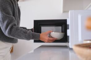 Γιατρός προειδοποιεί: Το λάθος στο ζέσταμα φαγητού στον φούρνο μικροκυμάτων που αυξάνει τον κίνδυνο για την υγεία - Πώς να προστατευτείτε