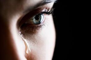 Νέα έρευνα δείχνει ότι το κλάμα δεν είναι αδυναμία, αλλά εξελικτικό εργαλείο που μειώνει την επιθετικότητα και ενισχύει την ενσυναίσθηση.