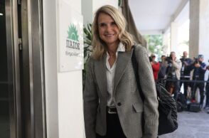 Η Μιλένα Αποστολάκη καταγγέλλει κυβερνητική αδράνεια και καθυστερήσεις που αφήνουν τα νοικοκυριά εκτεθειμένα σε ακριβό δανεισμό και καταχρηστικές χρεώσεις.