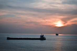 Δεξαμενόπλοιο και εξέδρα άντλησης πετρελαίου