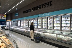 Γυναίκα με καρότσι σε σούπερ μάρκετ