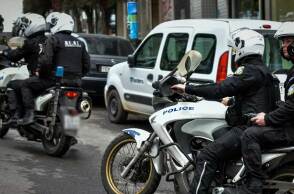 Αστυνομικοί της ομάδας ΔΙΑΣ σε μηχανές στο κέντρο της Αθήνας