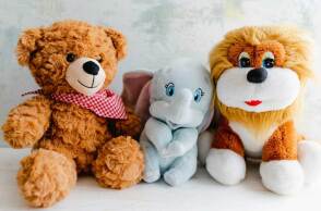 Λούτρινα παιχνίδια σε παιδικό δωμάτιο