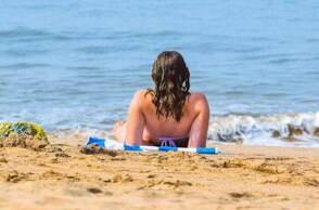 Λουόμενη σε παραλία μπροστά στη θάλασσα