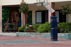 Κολωνός: Διευθύντρια σχολείου σκοτώθηκε πέφτοντας από ταράτσα πολυκατοικίας στον Κολωνό