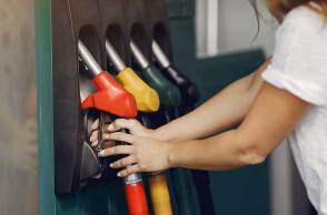 Εργαζόμενη σε πρατήριο υγρών καυσίμων ετοιμάζεται να βάλει βενζίνη σε όχημα