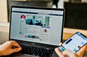 Parasocial media: Δεν κάνουμε παρέα – παρακολουθούμε κι αγοράζουμε