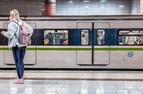 Επιβάτες ετοιμάζονται να επιβιβαστούν σε συρμό του Μετρό στην Αθήνα