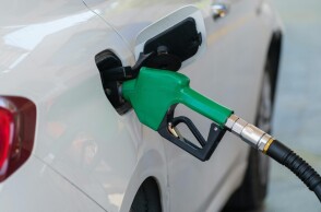 Εργαζόμενος σε πρατήριο υγρών καυσίμων βάζει βενζίνη σε αυτοκίνητο