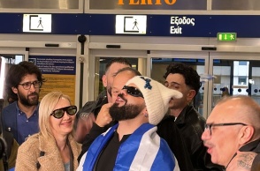 Ο Akylas με την ελληνική σημαία λίγο πριν αναχωρήσει για Βιέννη