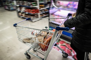 Άτομο που τσουλά καρότσι του σούπερ μάρκετ με ψώνια