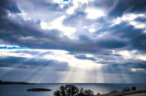 Σύννεφα πάνω από τη θάλασσα