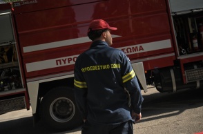 Πυροσβέστης μπροστά από όχημα