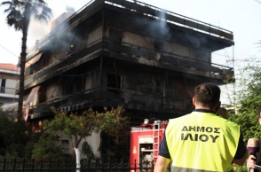 Φωτιά σε επιχείρηση στο Ίλιον και υπάλληλος του δήμου που στέκεται σε απόσταση