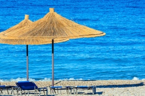 Παραλία με ξαπλώστρες και ομπρέλες