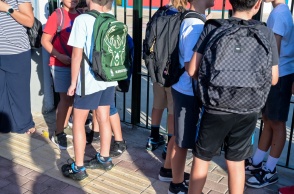 Μαθητές με τις σχολικές τους τσάντες στην πλάτη