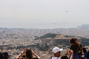 Αφρικανική σκόνη στον ορίζοντα πάνω από την Ακρόπολη και περιοχές της Αθήνας