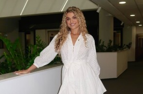 Antigoni Buxton: Αυτό είναι το λευκό φόρεμα με πέρλες και δαντέλα που θα βάλει στη Eurovision