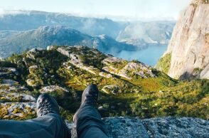 Επιστήμονες αποκαλύπτουν ότι ο ανθρώπινος φόβος για τα ύψη δεν είναι αδυναμία, αλλά μηχανισμός επιβίωσης με ρίζες εκατομμυρίων ετών