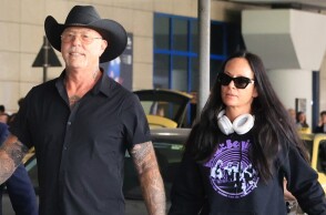 Ο Τζέιμς Χέτφιλντ, frontman των Metallica, στην Αθήνα μαζί με τη σύντροφό του