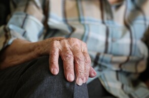 Συνταξιούχος με το χέρι ακουμπισμένο στο πόδι
