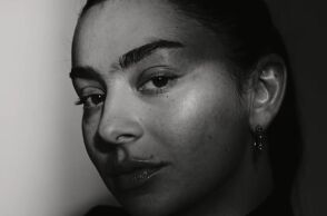 Η Charli XCX παρουσιάζει το νέο single «Rock Music» - Μια αλλιώτικη κυκλοφορία με κιθάρες, grunge αισθητική και σαφή στροφή προς πιο ροκ ήχο.