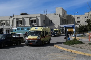 Ασθενοφόρο έξω από το Πανεπιστημιακό Νοσοκομείο του Ρίου