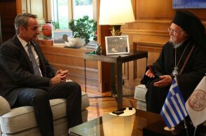 Θερμό κλίμα στη συνάντηση του Κυριάκου Μητσοτάκη με τον Οικουμενικό Πατριάρχη Βαρθολομαίο στο Μαξίμου, με αναφορές στην επαναλειτουργία της Σχολής της Χάλκης.