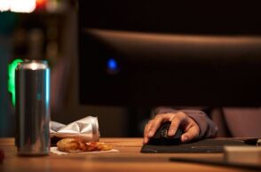 Νέα έρευνα δείχνει ότι οι πολλές ώρες εργασίας συνδέονται με αυξημένα ποσοστά παχυσαρκίας και ανθυγιεινές συνήθειες - Τι δείχνουν τα στοιχεία