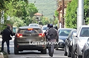 Η στιγμή που οι δράστες της ένοπλης ληστείας σε τράπεζα στην Τιθορέα τρέπονται σε φυγή
