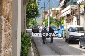 Η στιγμή που οι δράστες της ένοπλης ληστείας σε τράπεζα στην Τιθορέα τρέπονται σε φυγή
