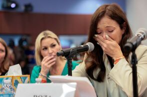 Επιζώσα του Έπσταϊν αποκαλύπτει: Τη βίαζε επί τρία χρόνια ενώ ήταν σε κατ΄ οίκον περιορισμό