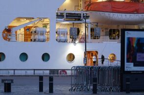 Οι γαλλικές αρχές ήραν τον αποκλεισμό στο Ambition μετά τα κρούσματα νοροϊού - Ασυμπτωματικοί αποβιβάζονται, οι νοσούντες παραμένουν σε απομόνωση.