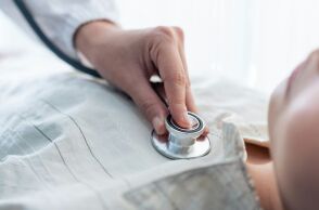 Δύο καρδιολόγοι αποκαλύπτουν τα έξι «ανθυγιεινά» τρόφιμα και ποτά που συνεχίζουν να καταναλώνουν, εξηγώντας γιατί δεν χρειάζεται να τα κόψουμε πλήρως.