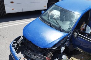 Μετωπική σύγκρουση αυτοκινήτου με λεωφορείο ΚΤΕΛ στα Χανιά